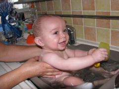 Alban prend son bain dans l'évier, nov. 2009